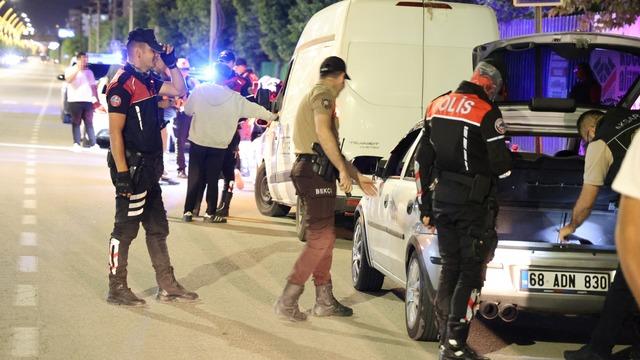 Aksaray'da araç ve şahıslar didik didik aranıyor