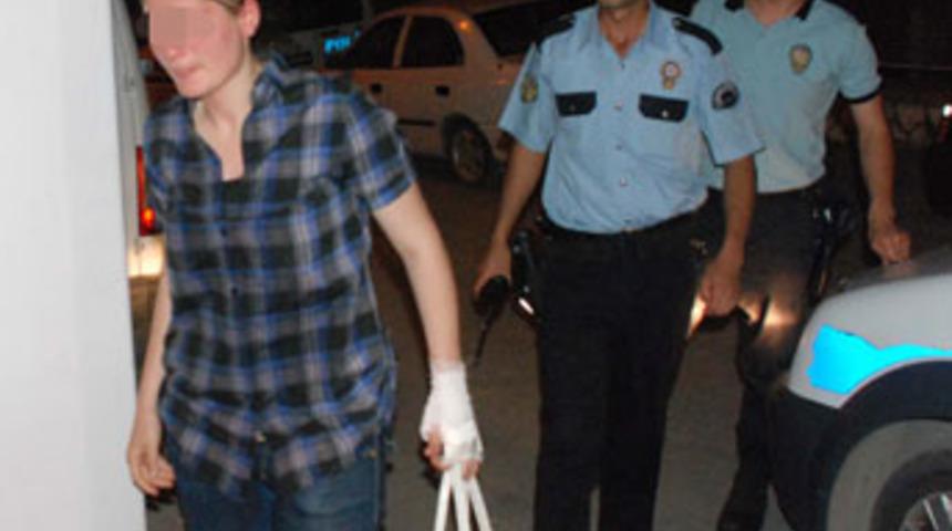 Gen&ccedil; kız, kız arkadaşını kıskandı rehin aldı
