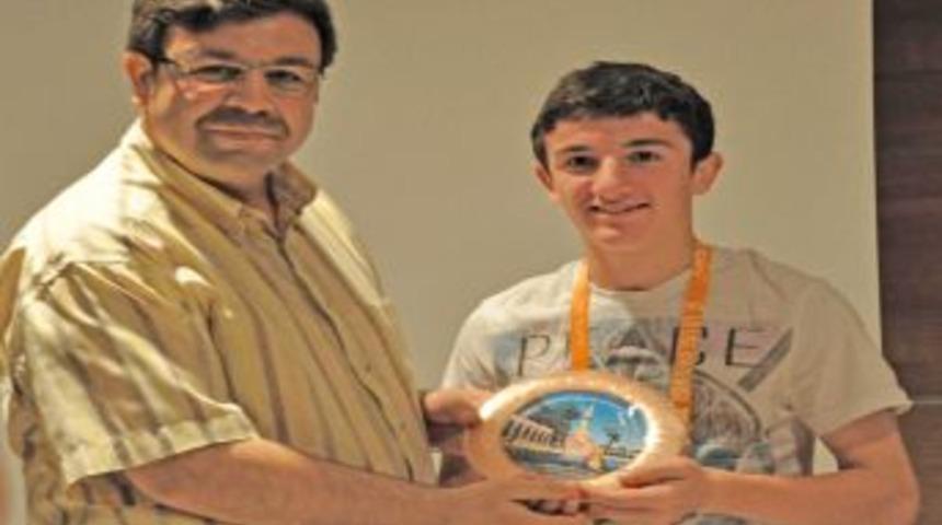 T&uuml;rk&ccedil;e'nin &ccedil;ocuklarından s&uuml;nnet olan akranları Muhammed'e s&uuml;rpriz ziyaret