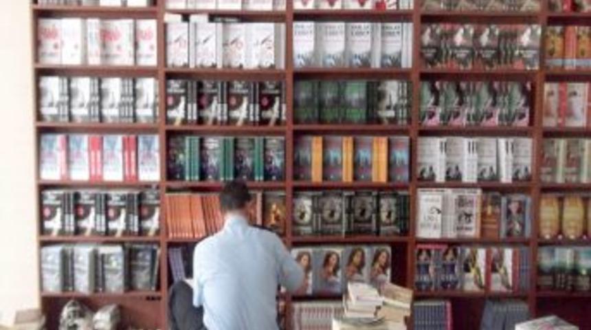 Edremit ve beldelerinde 3 bin 555 adet korsan kitap ele ge&ccedil;irildi