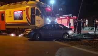 Korkutan kaza! Yolcu treni otomobile &ccedil;arptı: Yaralılar var