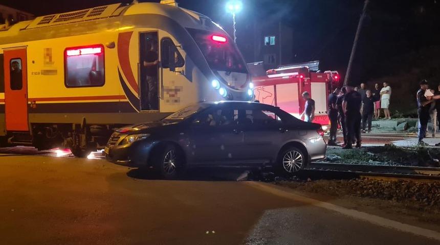 Zonguldak&rsquo;ta yolcu treni otomobille &ccedil;arpıştı: 5 yaralı