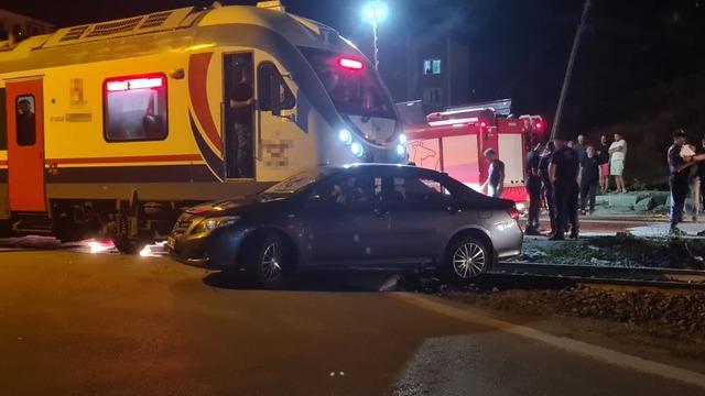 Zonguldak’ta yolcu treni otomobille çarpıştı: 5 yaralı