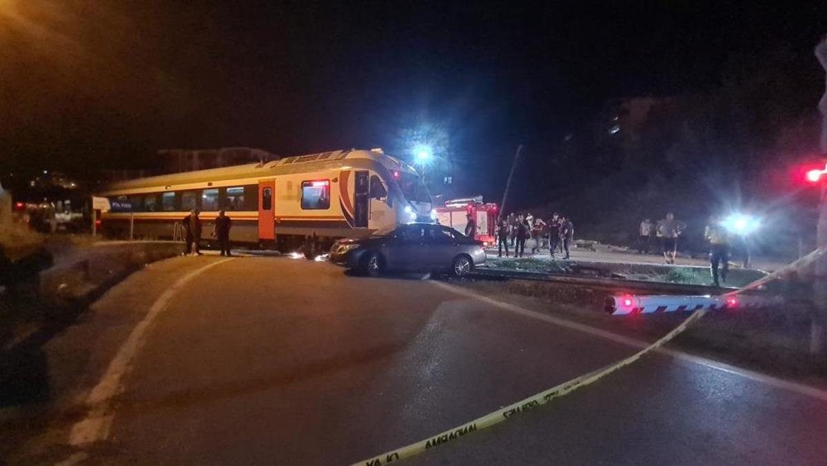 Zonguldak&rsquo;ta yolcu treni otomobille &ccedil;arpıştı: 5 yaralı 1
