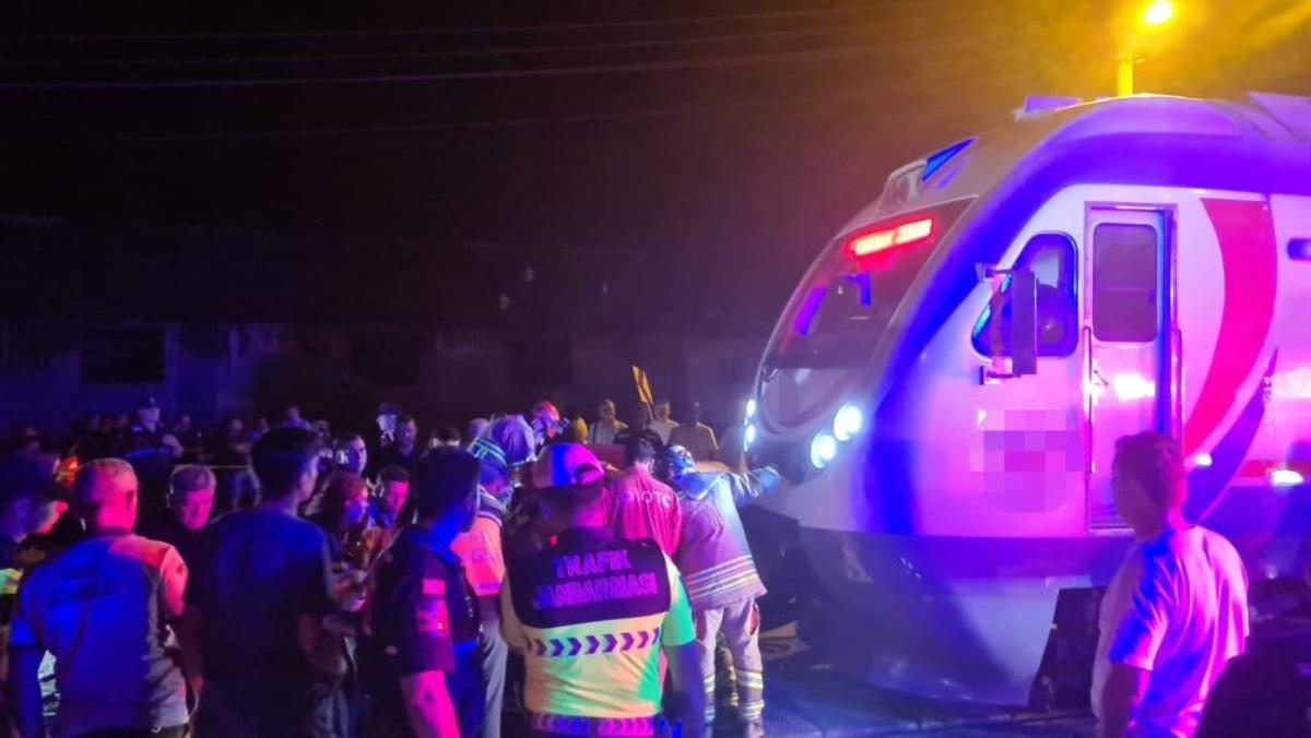 Zonguldak&rsquo;ta yolcu treni otomobille &ccedil;arpıştı: 5 yaralı 2