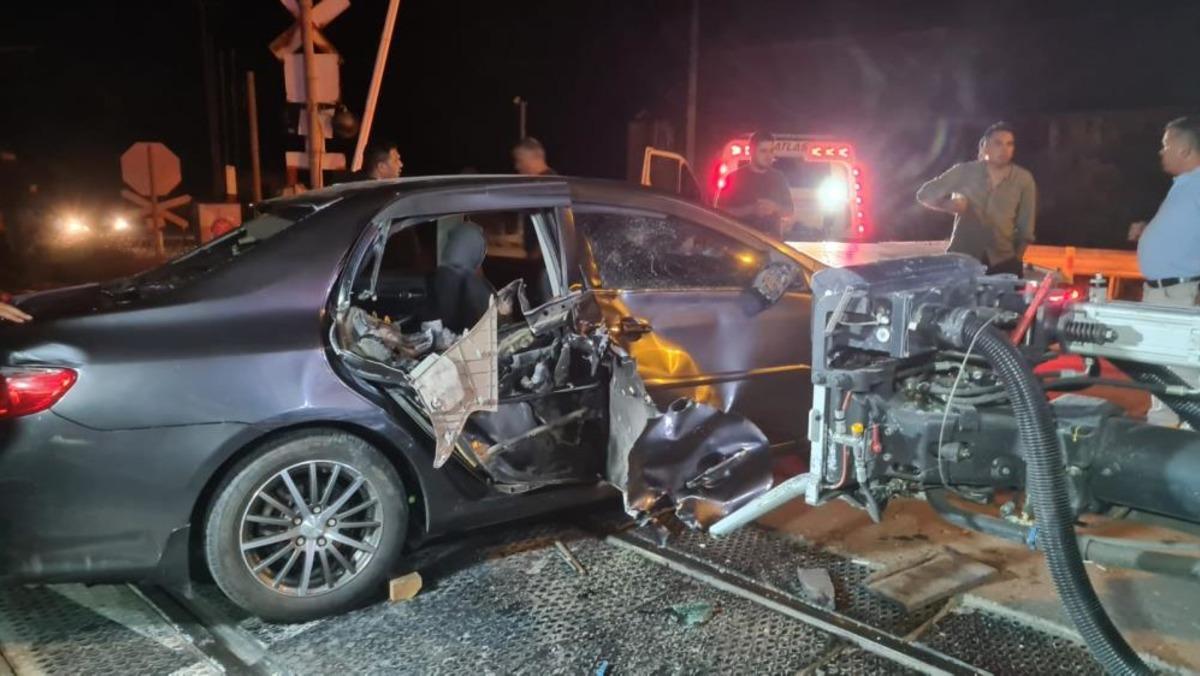 Zonguldak&rsquo;ta yolcu treni otomobille &ccedil;arpıştı: 5 yaralı 3