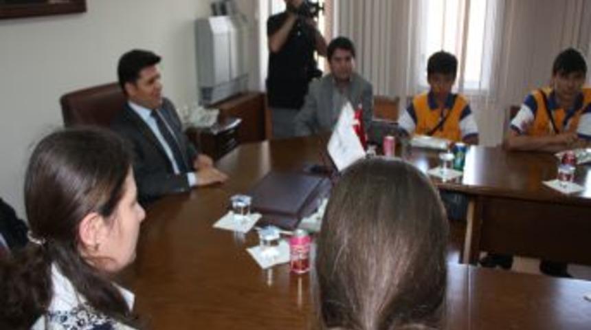 Vali G&ouml;k: Dinleri, ırkları farklı insanlar sevgi dili T&uuml;rk&ccedil;eyle yan yana geliyor