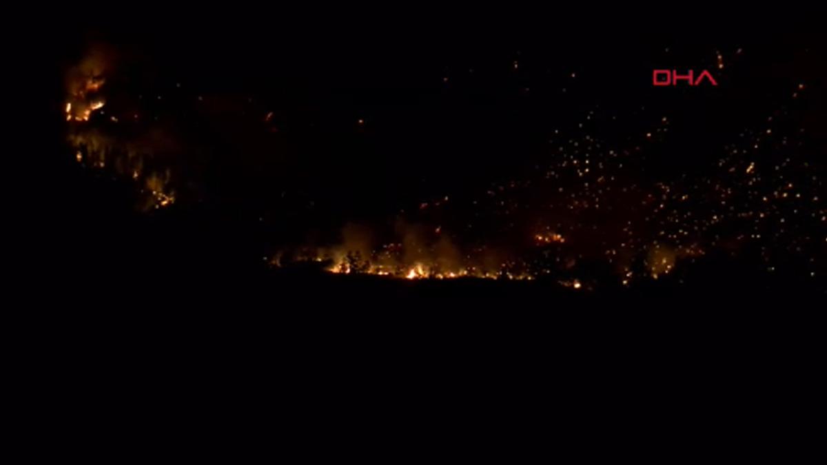 Antalya da orman yangınına müdahale sürüyor: Alevler yerleşim yerlerine ulaştı, 3 mahalle tahliye edildi 8