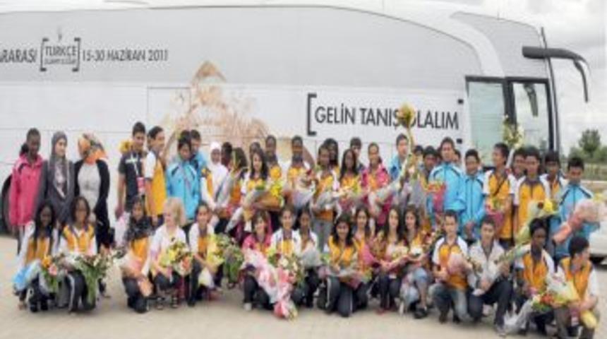 T&uuml;rk&ccedil;enin &ccedil;ocukları Afyonkarahisar'da &ccedil;i&ccedil;eklerle karşılandı