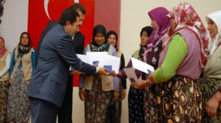 Afyonkarahisar&rsquo;da, 33 kadın girişimciye 700&rsquo;er TL kredi verildi