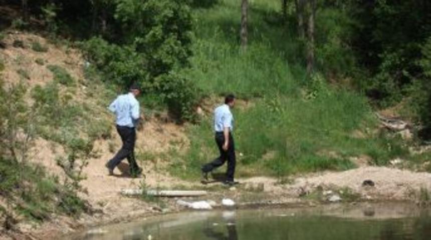 İ&ccedil;me suyu sağlanan g&ouml;lete giren &ccedil;ocuklar zabıtayı g&ouml;r&uuml;nce ka&ccedil;tı