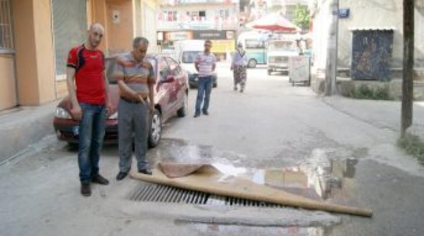 Bayraklı'da 16 yıldır lağım kokusu &ccedil;eken vatandaşlar isyan etti