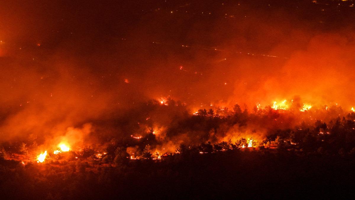 Antalya daki yangın 16.25 ten bu yana devam ediyor! Plakasız ara&ccedil;lar bile yardıma g&ouml;nderildi 3
