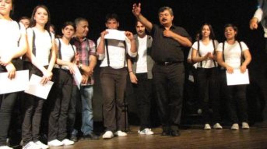 B&uuml;y&uuml;kler ağlattı, gen&ccedil;ler g&uuml;ld&uuml;rd&uuml;