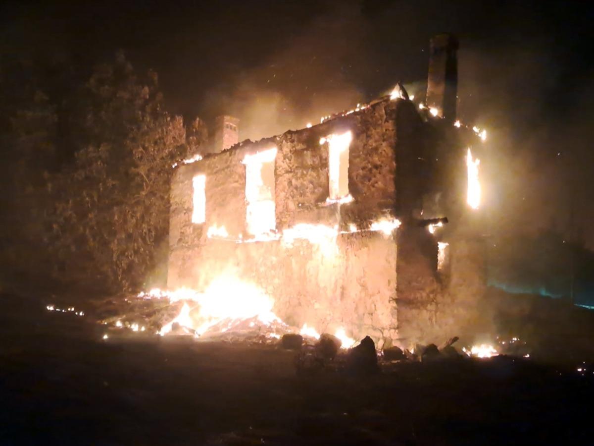 Antalya da orman yangınına müdahale sürüyor: Alevler yerleşim yerlerine ulaştı, 3 mahalle tahliye edildi 3