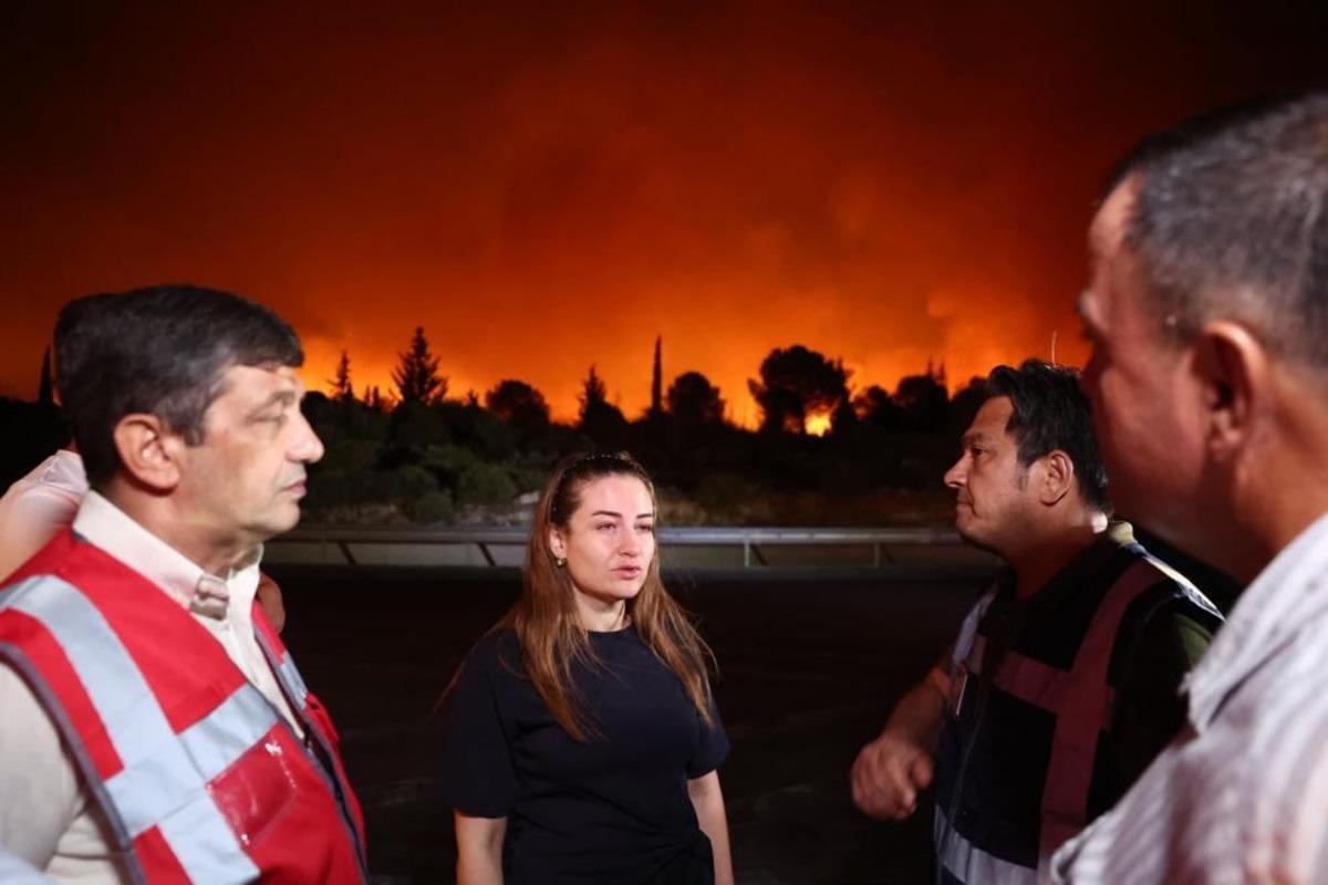Antalya daki yangın 16.25 ten bu yana devam ediyor! Plakasız ara&ccedil;lar bile yardıma g&ouml;nderildi 2