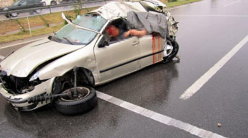 TEM otoyolunda kaza: 3 &ouml;l&uuml;, 2 yaralı