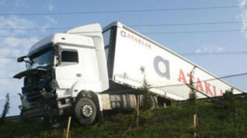 TIR dehşet saçtı; 2 ölü, 10 yaralı