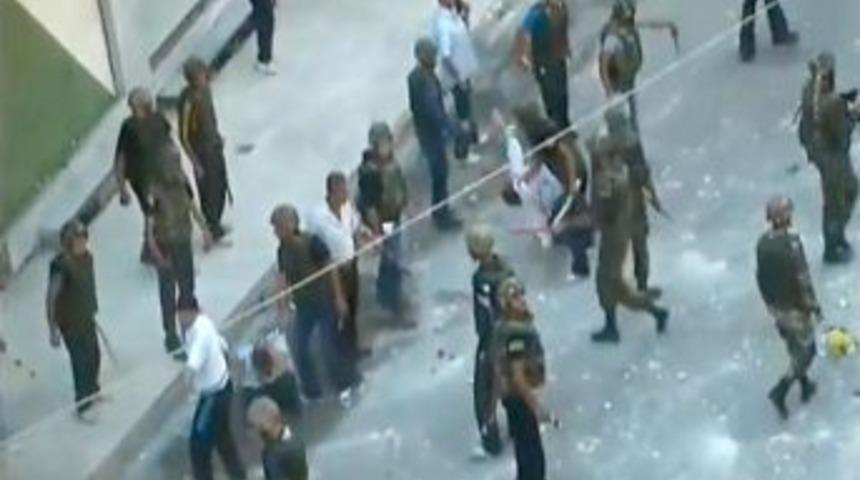 Suriye askerleri &ouml;lesiye d&ouml;vd&uuml;ğ&uuml; Suriyeliyi ara&ccedil; bagajına hapsetti