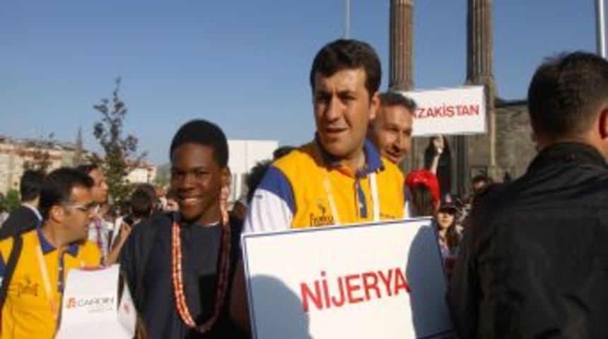 D&uuml;nya &Ccedil;ocukları Erzurum'da İstiklal Marşı okudu