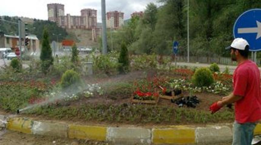 Ref&uuml;j ve saksılarda binlerce &ccedil;i&ccedil;ek