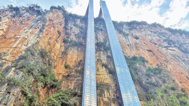 Dağın yamacına 288 metrelik asansör yaptılar! 3 saatlik yol 30 dakikaya indi