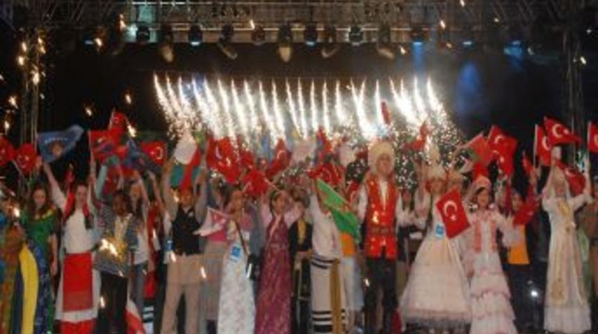 T&uuml;rk&ccedil;e&rsquo;nin &ccedil;ocukları, olimpiyat tarihinin en b&uuml;y&uuml;k buluşmasını İzmir&rsquo;de yaşadı