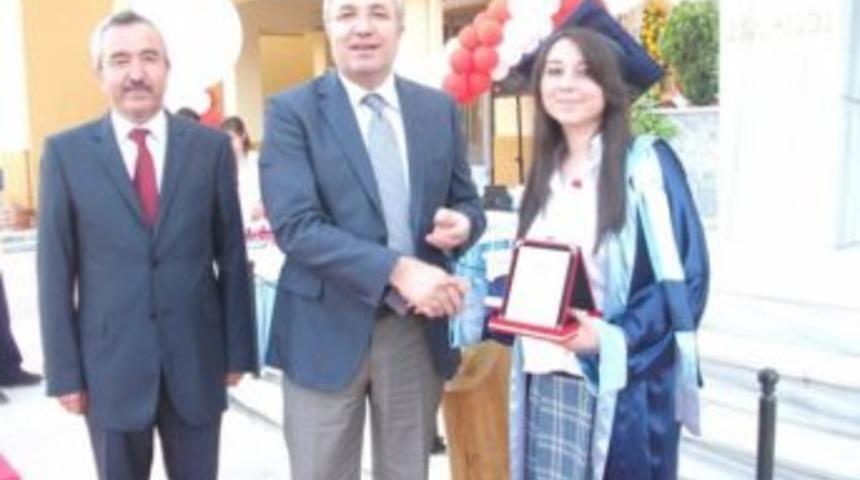 Anadolu Lisesi'nde mezuniyet coşkusu