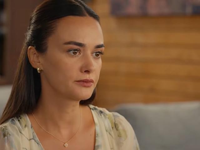 Hande Soral'ın transparan pantolonu hi&ccedil; beğenilmedi! Belden aşağısı olay oldu