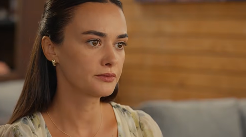 Hande Soral'ın transparan pantolonu hi&ccedil; beğenilmedi! Belden aşağısı olay oldu