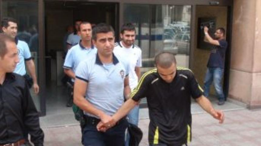 Olaylı eylemde g&ouml;zaltına alınanlar sağlık kontrol&uuml;ne &ccedil;ıkartıldı