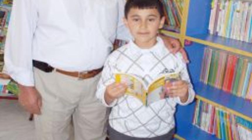 8 yaşında iki yılda 83 bin sayfa kitap okudu