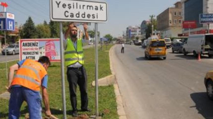 Antalya'da şehir i&ccedil;inde yeni bilgi-y&ouml;n levhaları yerleştiriliyor