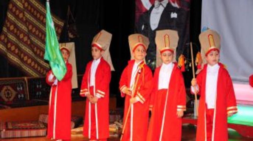 Miniklerin mehter g&ouml;sterisi velilerin beğenisini kazandı