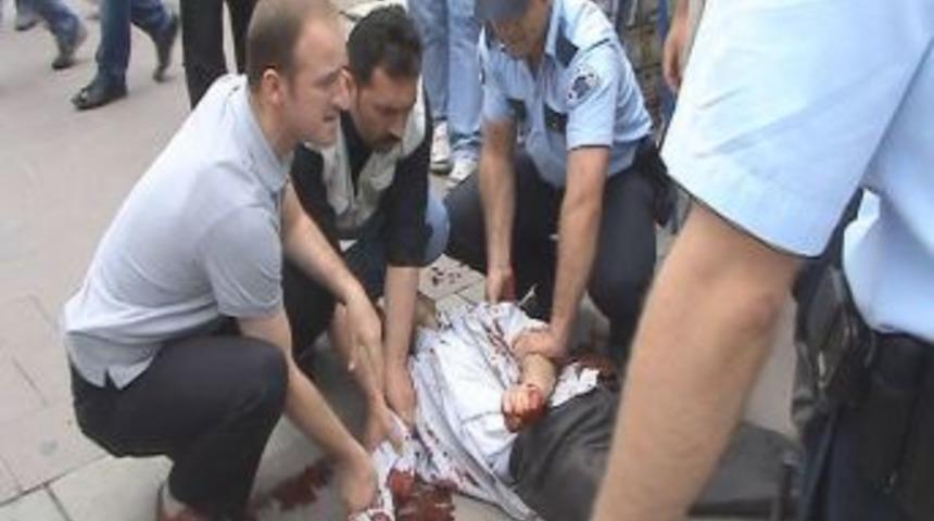 Kendini kesen &ouml;z&uuml;rl&uuml; gen&ccedil;, babasını d&ouml;vm&uuml;ş