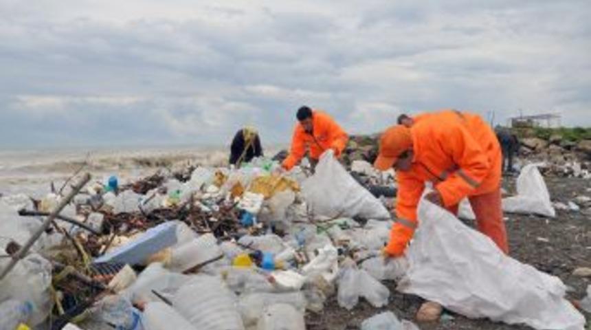 Kıyıya vuran plastik ambalaj atıklarını belediye iş&ccedil;ileri topluyor