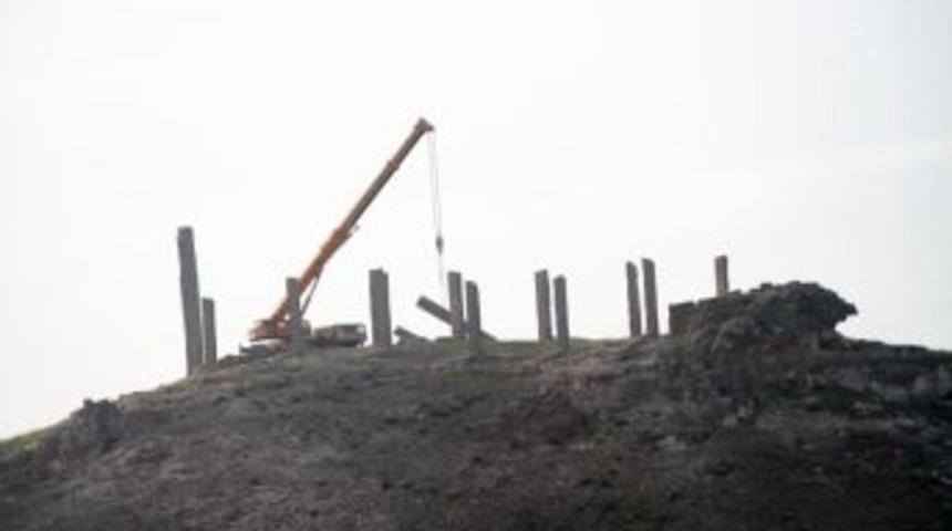 Taş heykel yerine dikiliyor