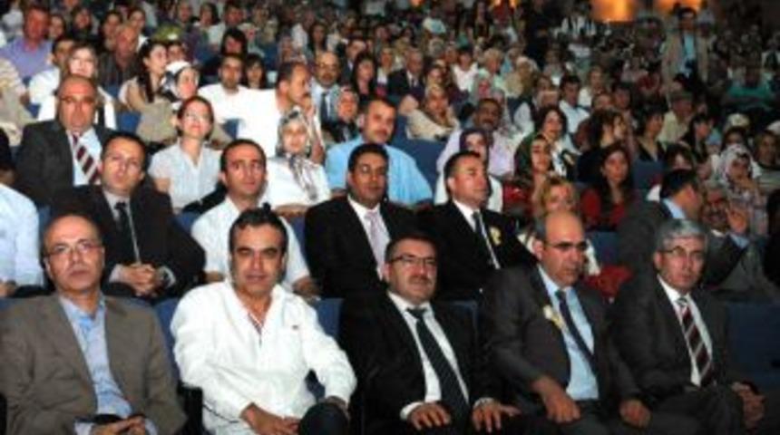 Gen&ccedil; iletişimcilerin mezuniyet sevinci