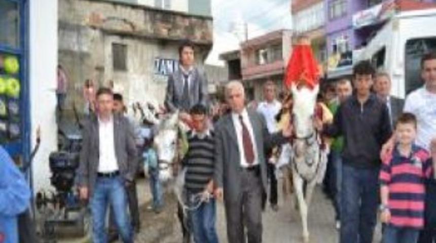 Kırmızı allı gelin at &uuml;st&uuml;nde geldi