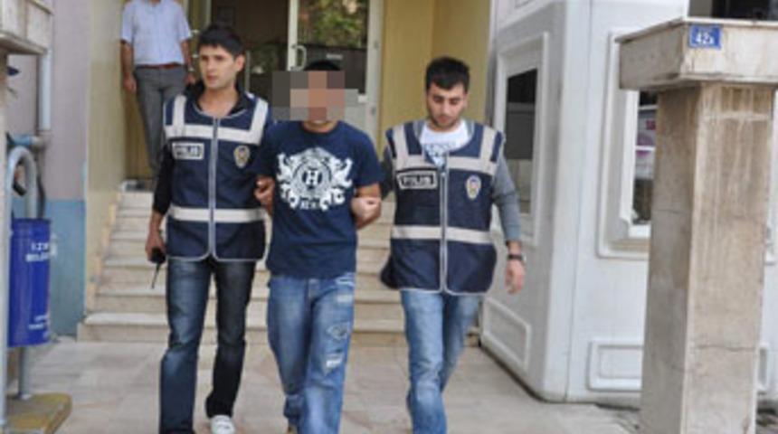 &Ccedil;ocukluk arkadaşını bı&ccedil;akladı