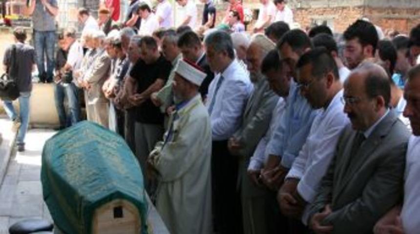 Yanan otob&uuml;s&uuml;n şof&ouml;r&uuml;n&uuml;n cenazesi Arsin'de toprağa verildi