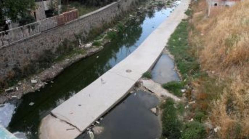 Bakanlar derenin pisliğini g&ouml;rd&uuml;: İzmirliler bu kokuyu &ccedil;ekmeye mecbur değil