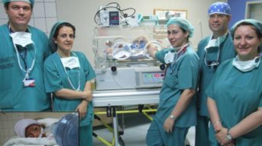 T&uuml;rkiye&rsquo;de ilk defa 500 gram ağırlığında bir bebek ameliyat edildi