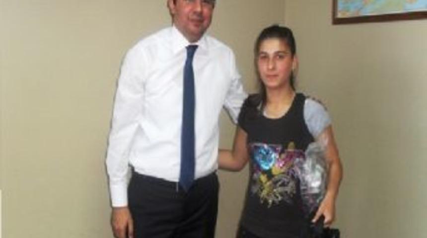 Kaymakam, yetim ve &ouml;ks&uuml;z &ouml;ğrencileri unutmadı