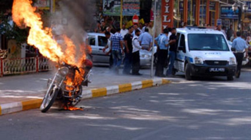 Polise kızdı, motosikleti yaktı