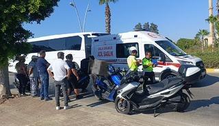 Manavgat&rsquo;ta zincirleme kaza! Motosiklet s&uuml;r&uuml;c&uuml;leri yaralandı