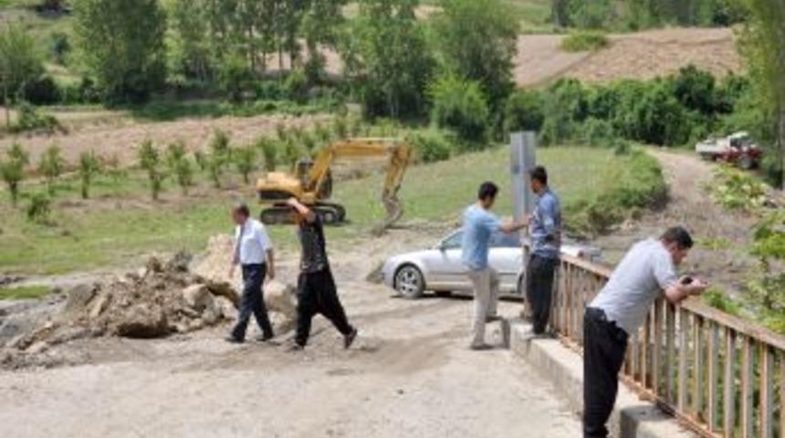 Kaymakam Ulusoy selden zarar g&ouml;ren k&ouml;yl&uuml;leri ziyaret etti