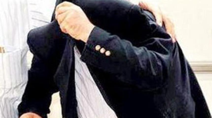 Otomobilde yarı &ccedil;ıplak