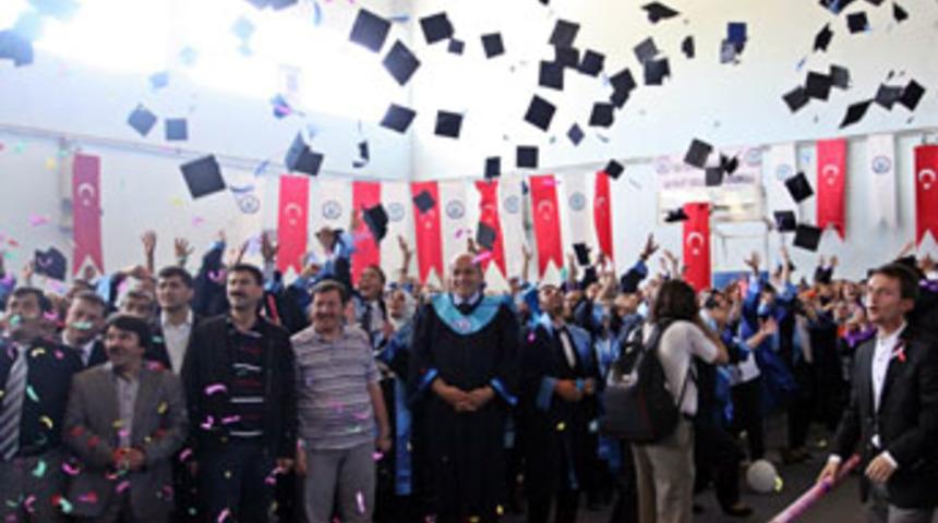 &Uuml;niversiteliler mezuniyette coştu
