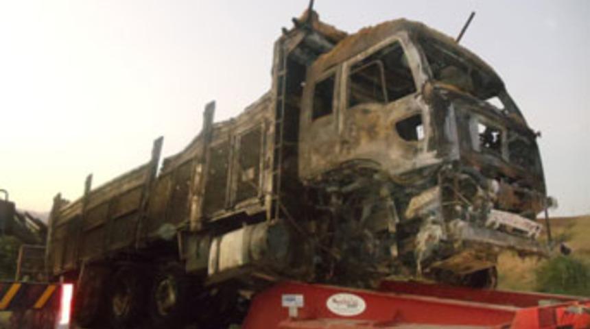 Saman y&uuml;kl&uuml; kamyon yandı